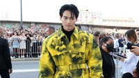 Pemilik nama asli Metawin Opas-iamkajorn itu mengenakan jaket berwarna kuning. (Foto: Getty Images for Prada/Jacopo M. Raule)