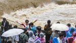 Seram... Seperti Ini Derasnya Air Terjun Favorit Warga China