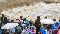 Meski sangat deras, para pengunjung tetap memadati kawasan tersebut lho.