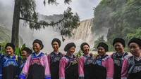 Bahkan, beberapa warga terlihat kompak swafoto menggunakan pakaian tradisional.