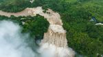 Seram... Seperti Ini Derasnya Air Terjun Favorit Warga China