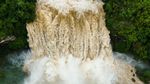 Seram... Seperti Ini Derasnya Air Terjun Favorit Warga China