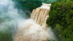 Seram... Seperti Ini Derasnya Air Terjun Favorit Warga China