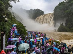 Seram... Seperti Ini Derasnya Air Terjun Favorit Warga China