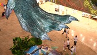 Detail instalasi tersebut terlihat sangat realistik dengan kulit tebal dan kuku yang menyeramkan.