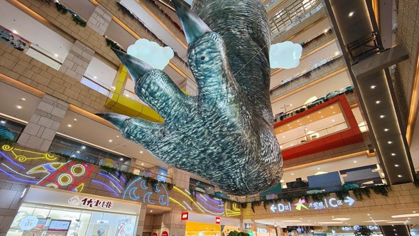 Ini penampakan kaki dinosaurus raksasa yang mejeng di sebuah pusat perbelanjaan di kawasan Kunming, China, Minggu (19/6/2022).