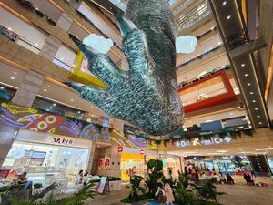 Hiii... Dinosaurus Raksasa Injak Sebuah Mal di China
