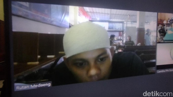 Abdul Wahed terdakwa pembunuh pria diduga selingkuhan istrinya hadiri sidang secara daring