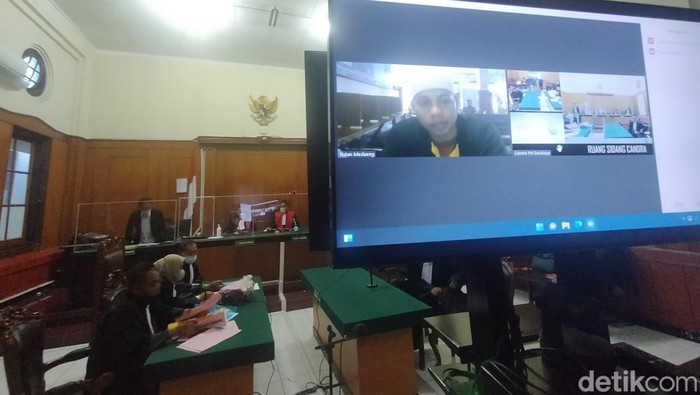 Abdul Wahed terdakwa pembunuh pria diduga selingkuhan istrinya hadiri sidang secara daring