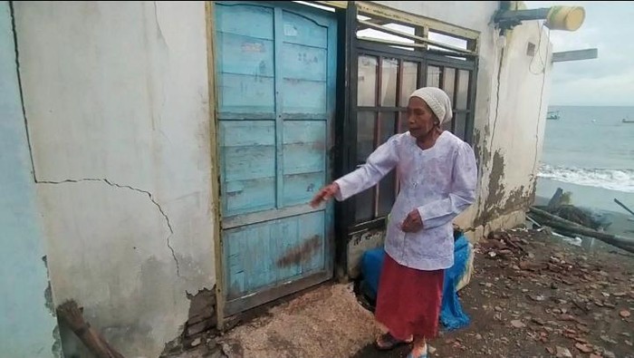 Salbiah (78) salah satu warga Banjar Pebuahan, Desa Banyubiru, Kecamatan Negara, Jembrana Bali, rumahnya retak hampir putus bagian dapur diterjang ombak tinggi sejak sepekan terakhir, Senin (20/6/2022)