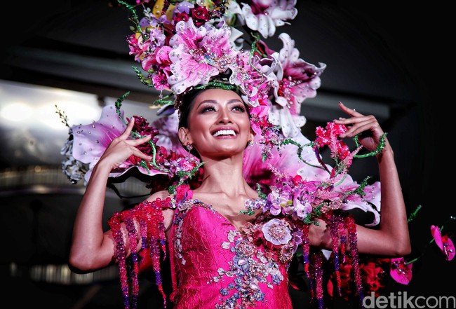 “Harapannya dengan kostum ini, Dinda juga dapat mengharumkan nama bangsa di kancah internasional,” ujar Dewan Penasehat Yayasan Puteri Indonesia Putri Kus Wisnu Wardani. Ia optimis Dinda dapat memberikan prestasi yang terbaik seperti para pendahulunya terlepas dari waktu persiapan yang singkat. (Foto: Pradita Utama/detikcom)