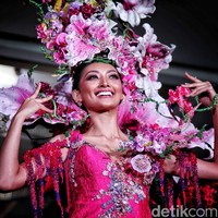 “Harapannya dengan kostum ini, Dinda juga dapat mengharumkan nama bangsa di kancah internasional,” ujar Dewan Penasehat Yayasan Puteri Indonesia Putri Kus Wisnu Wardani. Ia optimis Dinda dapat memberikan prestasi yang terbaik seperti para pendahulunya terlepas dari waktu persiapan yang singkat. (Foto: Pradita Utama/detikcom)