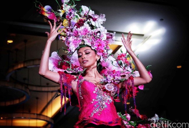 Kostum ini terdiri dari bodysuit bercelana pendek yang dilengkapi headpiece dramatis yang penuh dekorasi bunga. Tidak ketinggalan ekor menjuntai hingga menyapu lantai sehingga tetap menciptakan efek glamor. (Foto: Pradita Utama/detikcom)