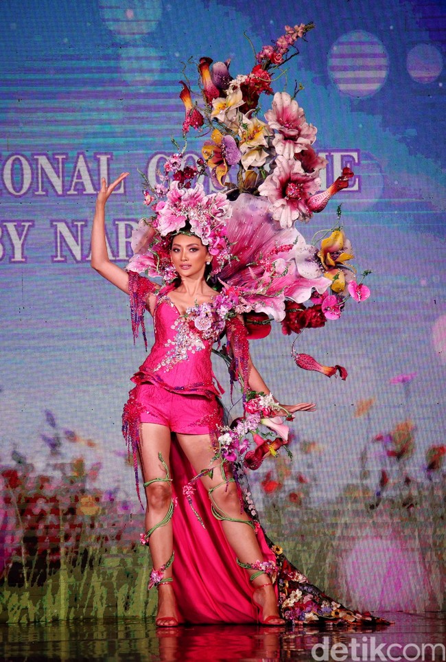 Inspirasi kostum kali ini bersumber dari keindahan alam khususnya bunga-bunga yang tumbuh di Indonesia. Berada di zamrud khatulistiwa, Indonesia dengan hutannya sebagai paru-paru dunia memiliki biodiversitas dan kekayaan flora yang eksotis, beragam dan unik. (Foto: Pradita Utama/detikcom)