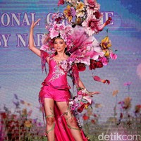 Inspirasi kostum kali ini bersumber dari keindahan alam khususnya bunga-bunga yang tumbuh di Indonesia. Berada di zamrud khatulistiwa, Indonesia dengan hutannya sebagai paru-paru dunia memiliki biodiversitas dan kekayaan flora yang eksotis, beragam dan unik. (Foto: Pradita Utama/detikcom)