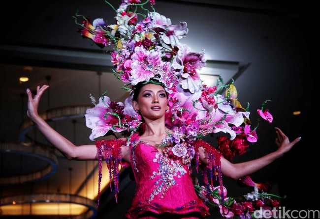 Sementara itu, warna merah muda yang mendominasi dalam kostum ini  melambangkan sebuah keanggunan dan kecantikan flora Indonesia yang bersinergi secara satu dan utuh dengan keramahan, keanggunan dan keanekaragaman kecantikan wanita Indonesia yang tercermin dari sosok Adinda Cresheilla. Kebetulan pink juga warna favoritku, so Im very excited, kata Dinda yang menambahkan bahwa busana tersebut cukup praktis dirangkai dan tidak seberat kostum para seniornya. (Foto: Pradita Utama/detikcom)