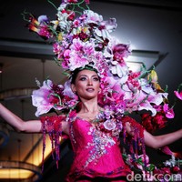 Sementara itu, warna merah muda yang mendominasi dalam kostum ini  melambangkan sebuah keanggunan dan kecantikan flora Indonesia yang bersinergi secara satu dan utuh dengan keramahan, keanggunan dan keanekaragaman kecantikan wanita Indonesia yang tercermin dari sosok Adinda Cresheilla. Kebetulan pink juga warna favoritku, so Im very excited, kata Dinda yang menambahkan bahwa busana tersebut cukup praktis dirangkai dan tidak seberat kostum para seniornya. (Foto: Pradita Utama/detikcom)