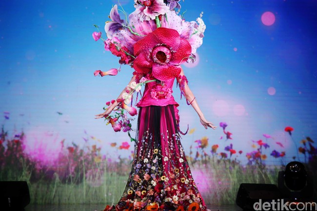 Hanya dibuat dalam sepekan Naranaia dengan arahan Bubah Alfian, kostum ini menonjolkan keindahan beberapa jenis bunga yang merepresentasikan karakter dan identitas bangsa. Sebut saja melati putih (Jasminum Sambac) sebagai ‘Puspa Bangsa’, lalu anggrek bulam ( Phalaenopsis Amabilis) sebagai ‘Puspa Pesona’, dan bunga padma raksasa (Raflessia Arnoldi) sebagai ‘Puspa Langka’. (Foto: Pradita Utama/detikcom)