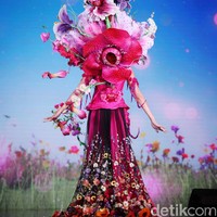 Hanya dibuat dalam sepekan Naranaia dengan arahan Bubah Alfian, kostum ini menonjolkan keindahan beberapa jenis bunga yang merepresentasikan karakter dan identitas bangsa. Sebut saja melati putih (Jasminum Sambac) sebagai ‘Puspa Bangsa’, lalu anggrek bulam ( Phalaenopsis Amabilis) sebagai ‘Puspa Pesona’, dan bunga padma raksasa (Raflessia Arnoldi) sebagai ‘Puspa Langka’. (Foto: Pradita Utama/detikcom)