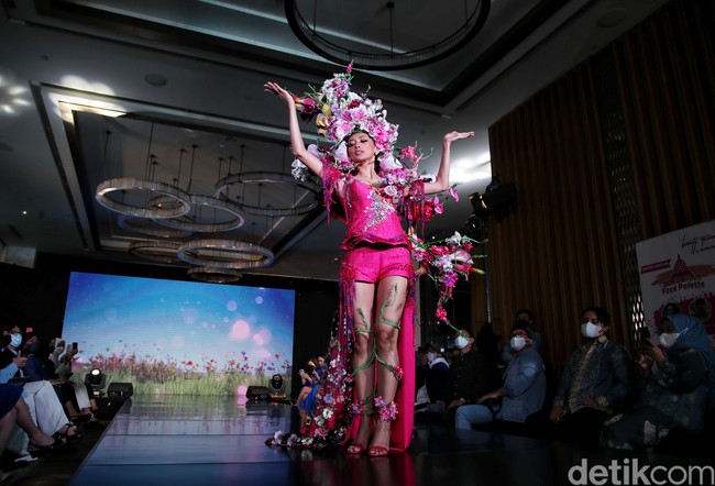 Adinda Cresheilla menampilkan kostum tersebut saat jumpa pers jelang keberangkatannya ke Miss Supranational 2022 di The Westin Jakarta, Senin (20/6/2022). Penampilannya sukses memukau para tamu yang hadir. Decak kagum dan tepuk tangan meriah mengiringi langkah perempuan kelahiran Surabaya, 29 Januari 1997, ini. (Foto: Pradita Utama/detikcom)