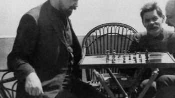 Alexander Bogdanov adalah dokter, filsuf, dan penulis fiksi ilmiah Rusia. Ia terkenal karena upayanya mencapai awet muda dengan bereksperimen transfusi darah. Pada akhirnya, transfusi itulah yang menyebabkan dia kehilangan nyawanya. Pada tahun 1928, ia mengambil darah seorang pelajar yang menderita malaria dan TBC. Bogdanov meninggal setelah ditransfusi. Foto: Bogdanovlibrary