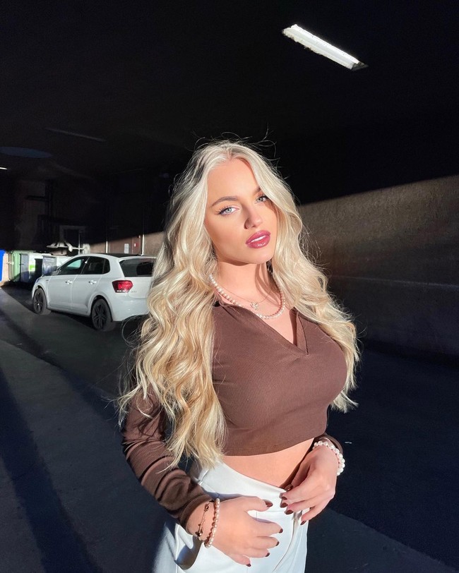 Ada beberapa pesan yang lucu datag dari orang-orang yang ingin melayaniku, misalnya, mereka ingin membersihkan kotoran dari sepatuku setelah latihan, kata Ana.Foto: Instagram @ anamxrkovic