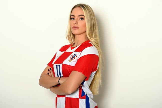 Ana Maria Markovic adalah pemain bola yang tergabung dalam timnas Kroasia. Wanita tersebut disebut sebagai salah satu pemain bola terseksi dan tercantik di dunia. Foto: Instagram @ anamxrkovic