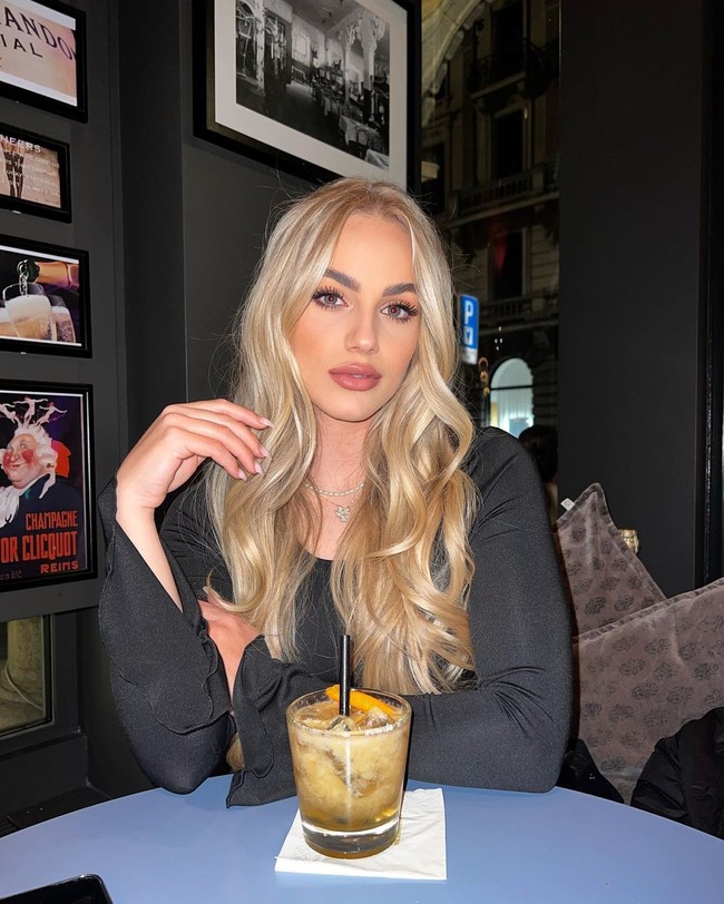 Setelah itu, banyak orang mengirimiku pesan berpura-pura jadi manajer dan aku tahu benar apa yang mereka inginkan dariku. Mereka tidak pernah melihatku main bola dan hanya melihatku dari luar. Aku merasa itu sangat disayangkan, tutur Ana.Foto: Instagram @ anamxrkovic