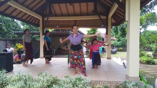 Anak-anak sekolah di Desa Kalibukbuk, Buleleng, antusias mengikuti les tari Bali dengan menukarkan sampah di Bank Sampah Kaliber.