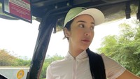 Anya Geraldine berpose sebelum main golf. Foto: Instagram Anya Geraldine
