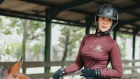 Gaya Anya Geraldine saat berpose di atas kuda. Foto: Instagram Anya Geraldine