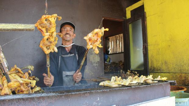 Ayam bakakak khas Rumah Makan Parantina Nusasari Subang