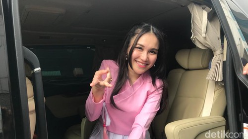 Ayu Ting Ting berulang tahun ke-30.