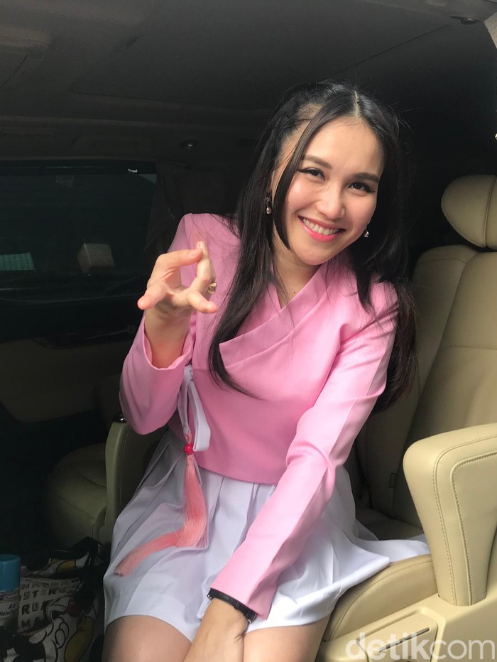 Ayu Ting Ting Ayu Ting Ting berulang tahun ke-30.