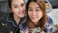 Tak jauh dari hari ulang tahun Ayu Tingting, sang adik Syifa juga berulang tahun. Ini momen ketika Ayu memberikan kejutan kue untuk Syifa. Foto: Instagram @ayutingting92