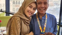 Selain adiknya, sang ayah juga berulang tahun. Begini momen Ayu Tingting kala memberikan kue untuk ayah ketika beribadah di tanah suci. Foto: Instagram @ayutingting92