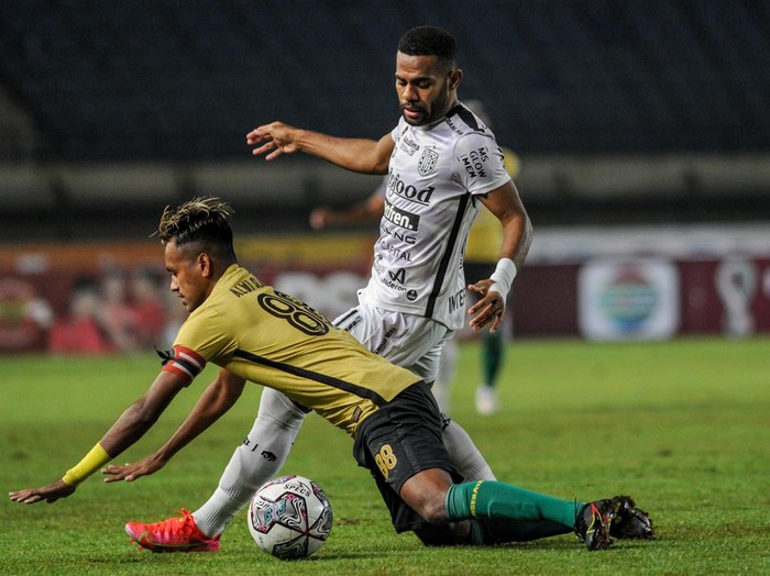 Pesepak bola Bali United Yabes Roni (kanan) berebut bola dengan pesepak bola Persebaya Surabaya Alwi Slamat (kiri) saat pertandingan Group C Piala Presiden 2022 di Stadion Si Jalak Harupat, Kabupaten Bandung, Jawa Barat, Senin (20/6/2022). ANTARA FOTO/Raisan Al Farisi/foc.