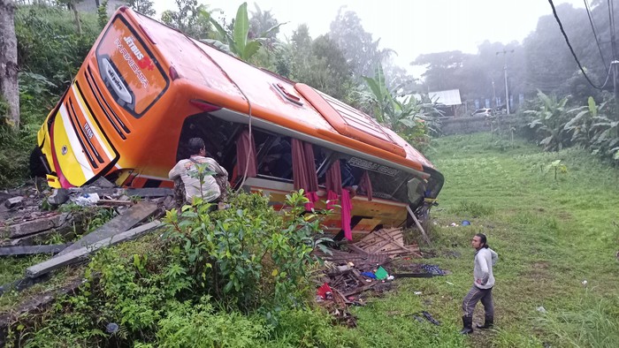 Kondisi bus pariwisata dalam tabrakan beruntun di Banjar Pacung, Desa/Kecamatan Baturiti, sebelum dievakuasi.