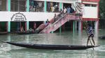 Bangladesh Banjir, Warga Ngungsi Bareng Hewan Ternak di Sekolah