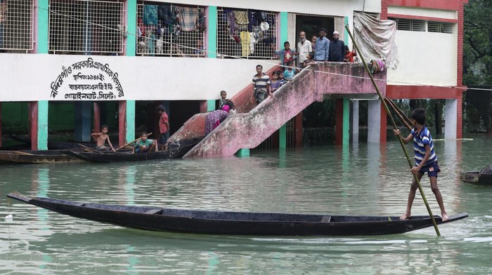 Banjir dahsyat merendam sejumlah wilayah Bangladesh. Akibatnya, sejumlah warga kini mengungsi di bangunan sekolah bersama hewan ternak mereka.