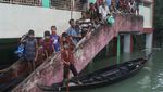 Bangladesh Banjir, Warga Ngungsi Bareng Hewan Ternak di Sekolah