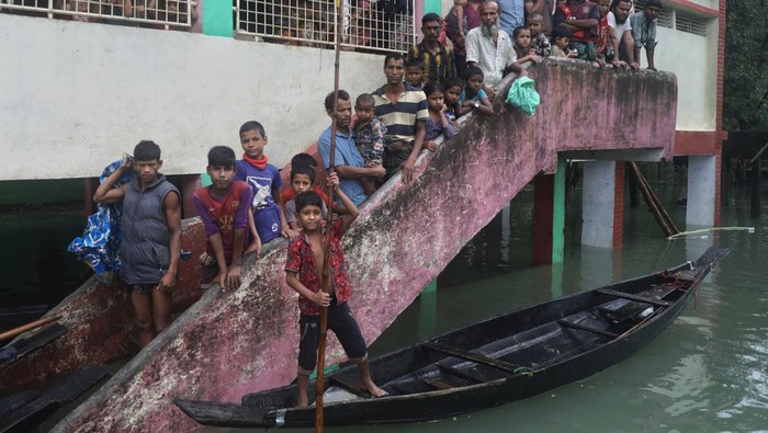 Banjir dahsyat merendam sejumlah wilayah Bangladesh. Akibatnya, sejumlah warga kini mengungsi di bangunan sekolah bersama hewan ternak mereka.