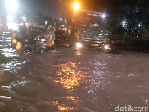 Banjir rob di kawasan Pelabuhan Tanjung Emas Semarang, Senin (20/6/2022) malam.