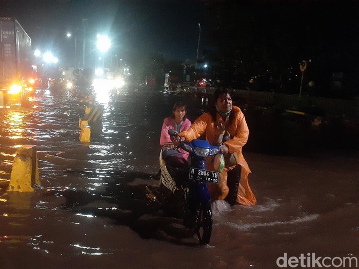 Banjir rob di kawasan Pelabuhan Tanjung Emas Semarang, Senin (20/6/2022) malam.