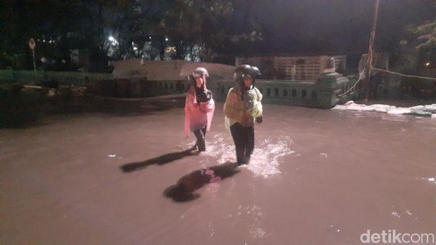 Banjir rob di kawasan Pelabuhan Tanjung Emas Semarang, Senin (20/6/2022) malam.