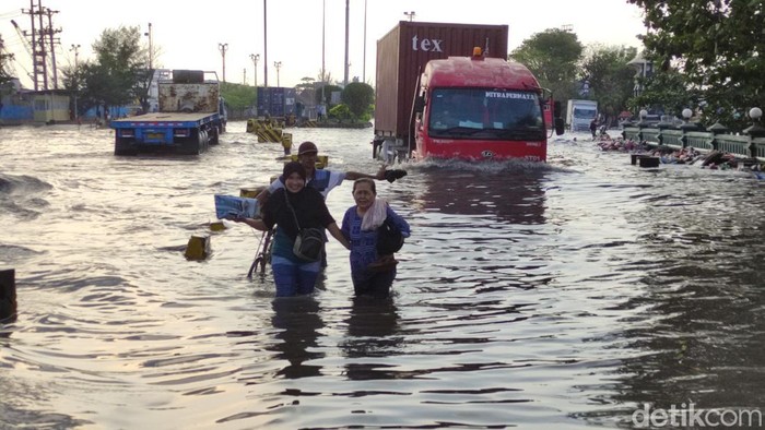 Banjir rob di Pelabuhan Tanjung Emas Semarang, Senin (20/6/2022).