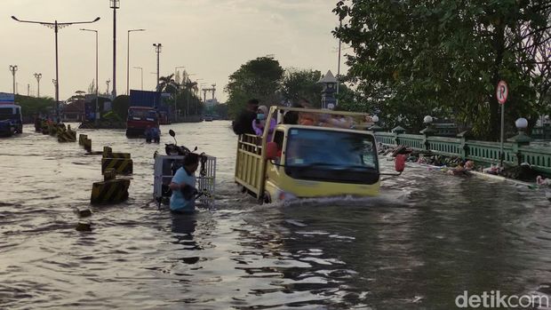 Banjir rob di Pelabuhan Tanjung Emas Semarang, Senin (20/6/2022).