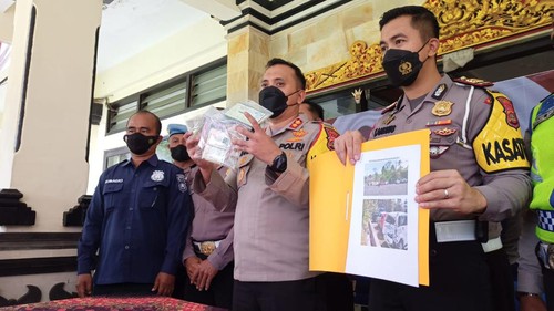 Kapolres Tabanan AKBP Ranefli Dian Candra menunjukan STNK seluruh kendaraan dalam tabrakan beruntun di Baturiti, Senin (20/6/2022)