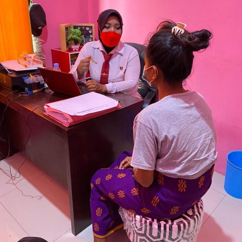 BRB (kanan) oknum mahasiswi pelaku aborsi saat menjalani pemeriksaan di Unit PPA Satreskrim Polresta Mataram