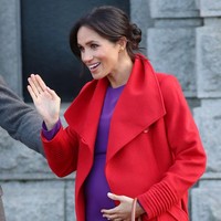 Hamil anak pertama, Meghan Markle tampil stylish dengan gaya ‘tabrak warna’ perpaduan coat merah dan gaun lavender. Saat itu dia tampil cerah penuh warna dalam kunjungan ke Hamilton Square pada Januari 2019 di Birkenhead, Inggris. Foto: Getty Images/Neil Mockford/GC